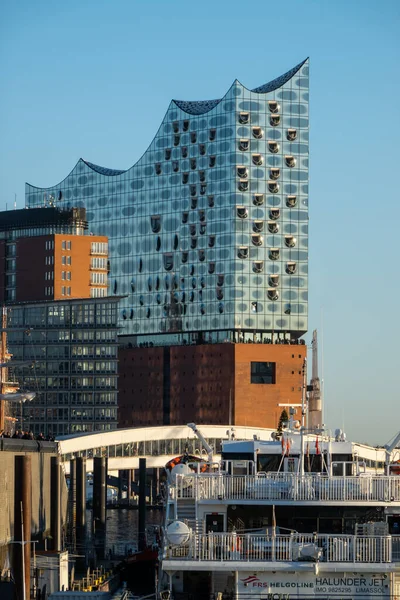Elbphilharmonie konserthus och hotell i Hamburg - HAMBURG stad, TYSKLAND - DECEMBER 21, 2021 — Stockfoto