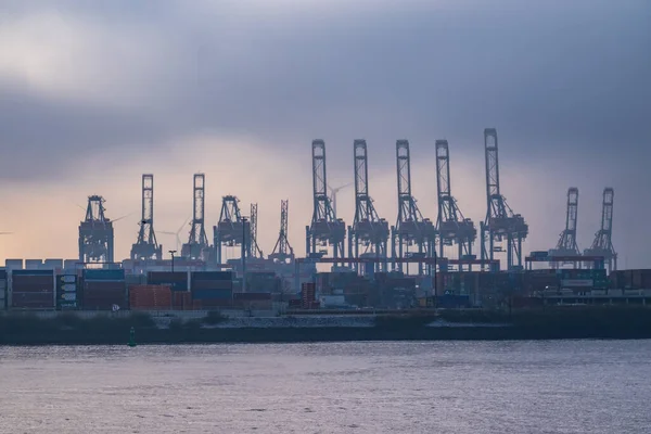 Tranorna i Hamburgs hamn en dimmig dag - HAMBURG:s stad, TYSKLAND - DECEMBER 21, 2021 — Stockfoto