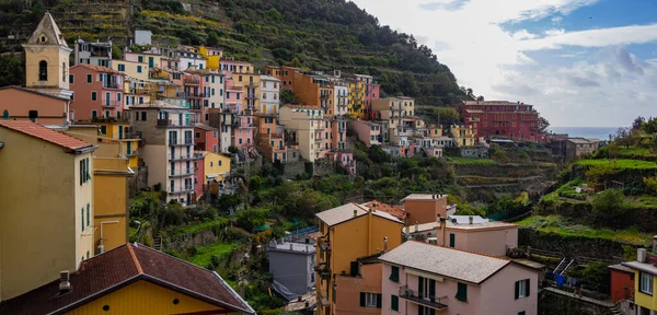 Las coloridas casas de Manarola en Cinque Terre en la costa italiana — Foto de Stock