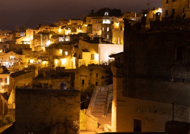 Gecelik güzel Matera kenti - Avrupa 'nın Unesco Dünya Mirası ve kültür başkenti - MATERA, ITALY - 30 Ekim 2021