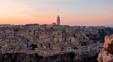 Gün batımında Matera İtalya üzerinde panoramik manzara