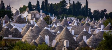 İtalya 'da Alberobello' nun harika Trulli evleri. İtalya 'da popüler bir dönüm noktası