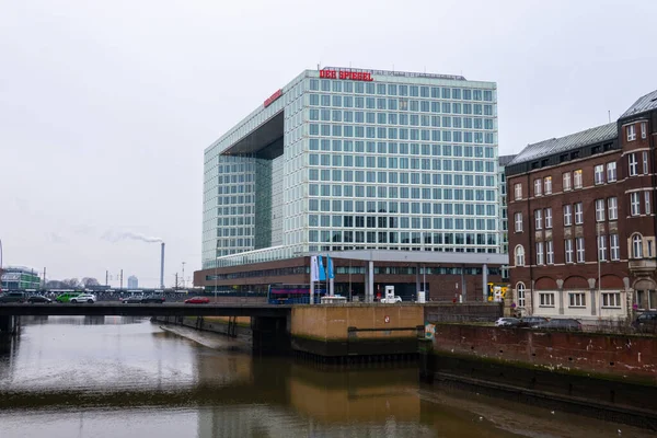 Német sajtó A Spiegel székhelye Hamburgban - HAMBURG városa, NÉMETORSZÁG - DECEMBER 21, 2021 — Stock Fotó