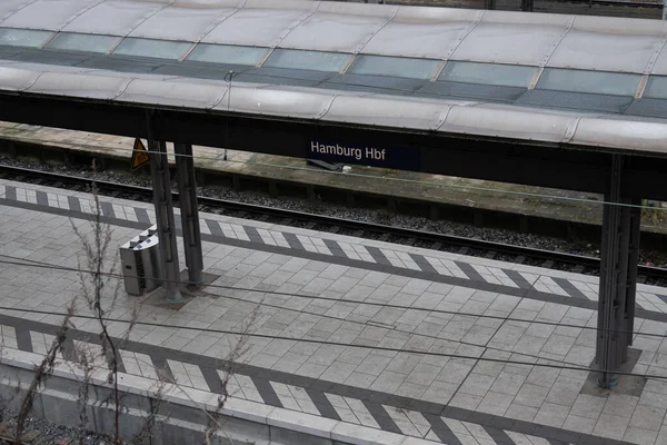 Hamburg központi pályaudvara - HAMBURG városa, NÉMETORSZÁG - DECEMBER 21, 2021 — Stock Fotó