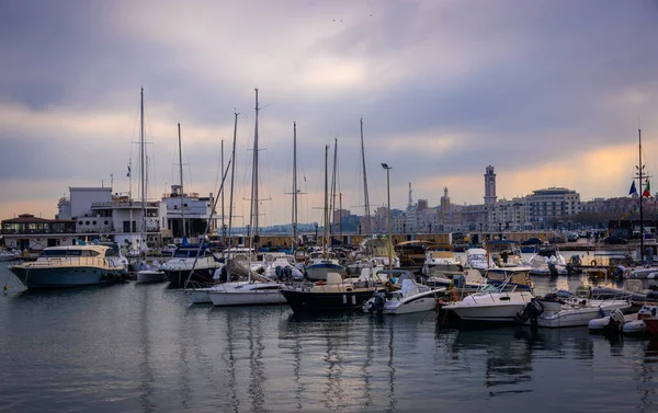 Boten in de jachthaven van Bari Italië - BARI, ITALIË - OKTOBER 31, 2021 — Stockfoto