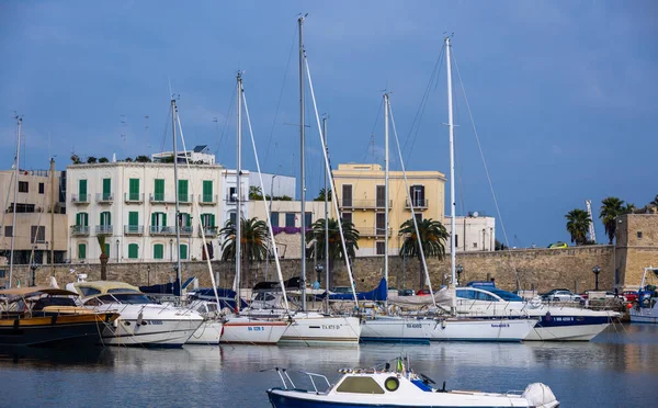 Barche da pesca nel porto di Bari - BARI, ITALIA - 31 OTTOBRE 2021 — Foto Stock