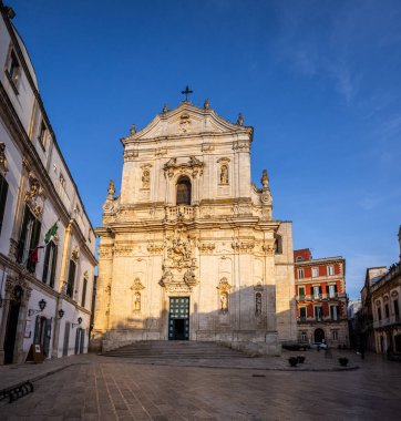 İtalya 'nın Martina Franca kentindeki tarihi binalar - MARTINA FRANCA, ITALY - 29 Ekim 2021
