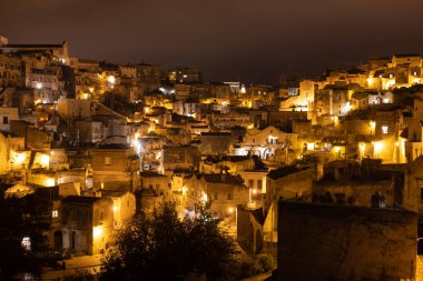 Geceleri güzel Matera şehri - Avrupa 'nın Unesco Dünya Mirası ve kültürel başkenti