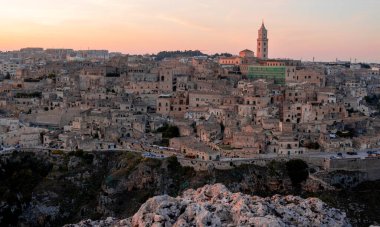 Matera şehri, gün batımında İtalya
