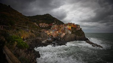 İtalyan kıyısındaki Cinque Terre 'de Manarola' nın Muhteşem Köyü