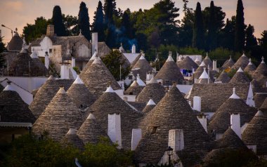 İtalya 'nın Alberobello şehrinde ünlü Trulli evleri