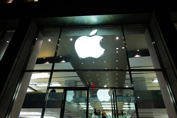Apple Store en la ciudad de Hamburgo - CIUDAD DE HAMBURG, ALEMANIA - 21 DE DICIEMBRE DE 2021 — Foto de Stock