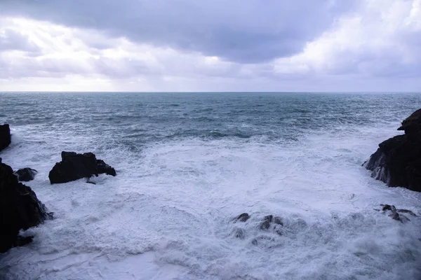 强烈的海浪袭击了意大利辛克地热海岸 — 图库照片