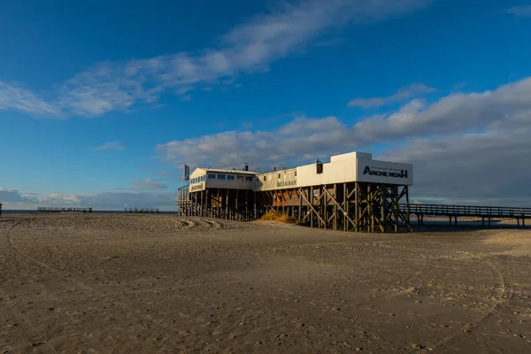 Casa su palafitte sulla spiaggia del mare tedesco di Wadden - FRISIA DEL NORD, GERMANIA - 21 DICEMBRE 2021 — Foto Stock