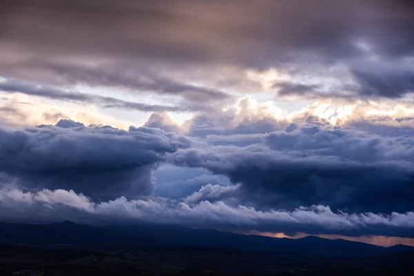 Nuvole drammatiche in una serata tempestosa — Foto Stock