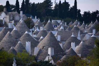 İtalya 'nın Alberobello şehrinde ünlü Trulli evleri