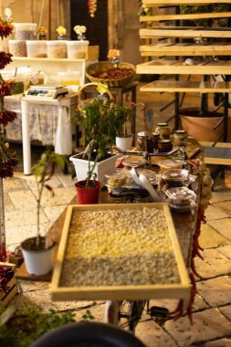 Gece Bari İtalya 'nın tarihi şehir merkezi - BARI, İtalya - 31 Ekim 2021