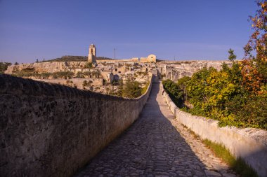 Puglia 'daki tarihi Gravina köyü ünlü su kemeri köprüsüne sahip.