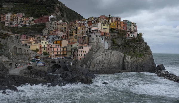 Aldeia incrível de Manarola em Cinque Terre na costa italiana — Fotografia de Stock