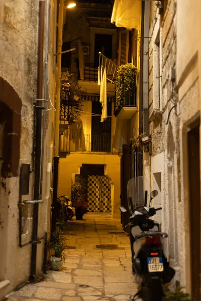 Piękna dzielnica starego miasta Bari St Nicola nocą - BARI, WŁOCHY - PAŹDZIERNIK 31, 2021 — Zdjęcie stockowe