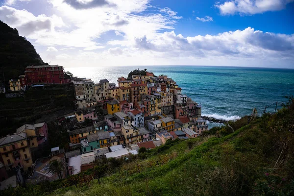 Красочные дома Манарола в Cinque Terre на итальянском побережье — стоковое фото