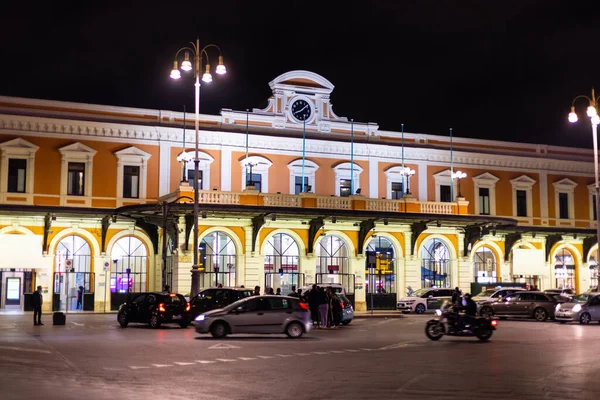 Hauptbahnhof in der Stadt Bari Italien - BARI, ITALIEN - 31. OKTOBER 2021 — Stockfoto