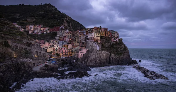 Schöne Manarola in Cinque Terre Italien am Abend — Stockfoto