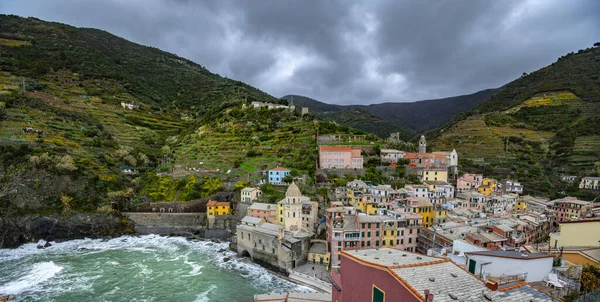 Aldeia de Vernazza em Cinque Terre na costa oeste italiana — Fotografia de Stock
