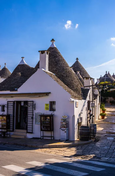 Bela cidade de Alberobello na Itália - ALBEROBELLO, ITÁLIA - OUTUBRO 31, 2021 — Fotografia de Stock