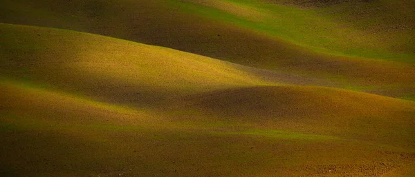 Красочная Тоскана - типичный вид на сельские поля и холмы — стоковое фото
