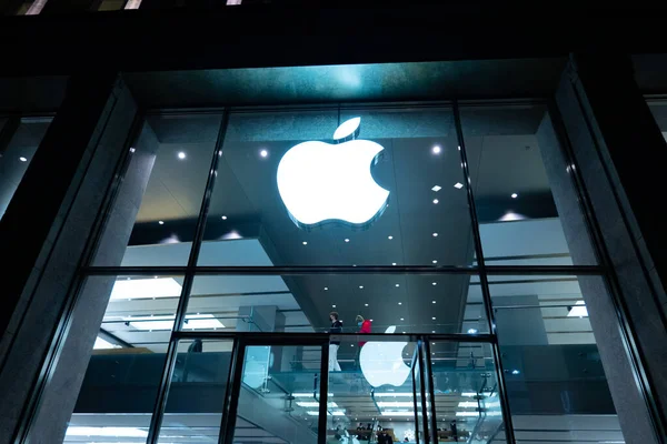 Apple Store en la ciudad de Hamburgo - CIUDAD DE HAMBURG, ALEMANIA - 21 DE DICIEMBRE DE 2021 — Foto de Stock