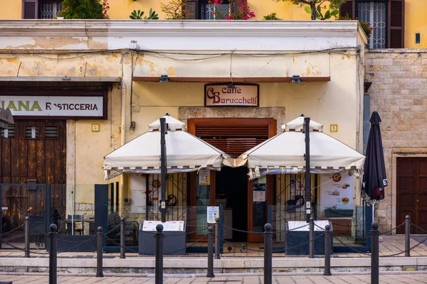 Tyspisch straatcafé in Italië in de ciity Bari - BARI, ITALIË - OKTOBER 31, 2021 — Stockfoto