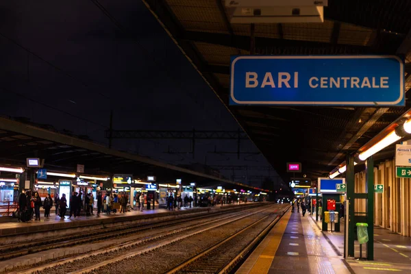 Centralstationen i staden Bari Italien - BARI, ITALIEN - 31 oktober 2021 — Stockfoto