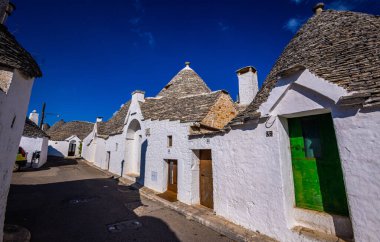 İtalya 'nın Alberobello şehrinde ünlü Trulli evleri