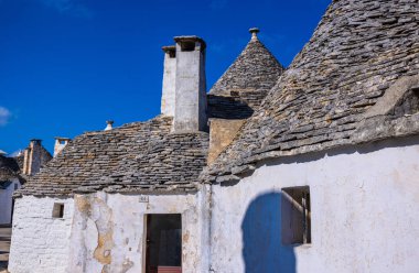 İtalya 'nın Alberobello şehrinde ünlü Trulli evleri