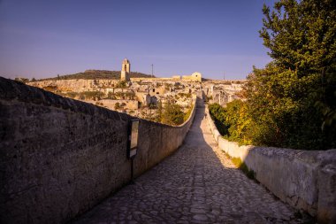 Puglia 'daki tarihi Gravina köyü ünlü su kemeri köprüsüne sahip.