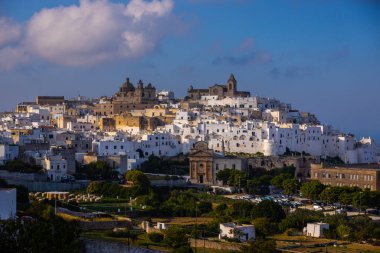İtalya 'nın beyaz şehri Ostuni, İtalya' nın doğu kıyısında ünlü bir simgedir.