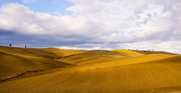 Typisch uitzicht in Toscane - de kleurrijke landelijke velden en heuvels — Stockfoto