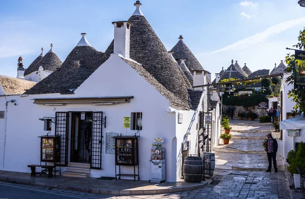 Belle ville d'Alberobello en Italie - ALBEROBELLO, ITALIE - 31 OCTOBRE 2021 — Photo