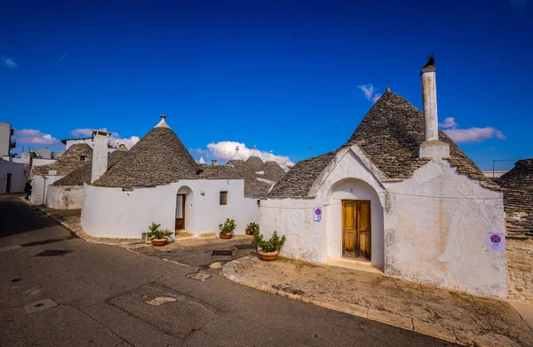 Casas históricas Trulli en la ciudad de Alberobello en Italia - una atracción turística — Foto de Stock