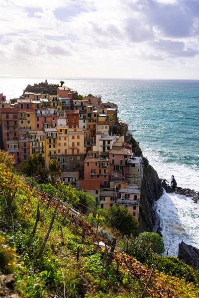 Increíble pueblo de Manarola en Cinque Terre en la costa italiana — Foto de Stock