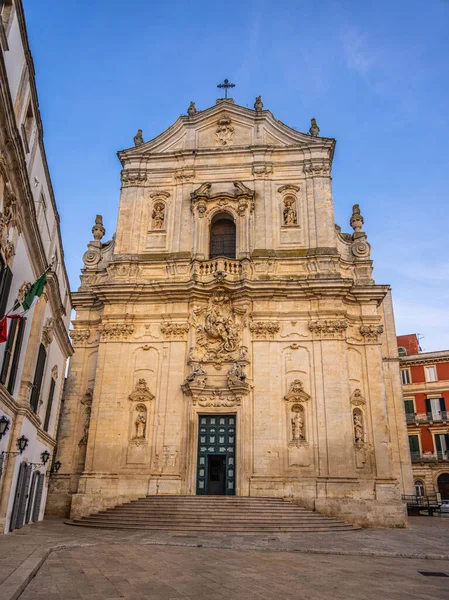 İtalya 'nın Martina Franca kentindeki tarihi binalar - MARTINA FRANCA, ITALY - 29 Ekim 2021
