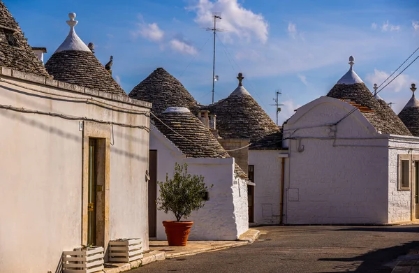 Fameuses maisons Trulli dans la ville d'Alberobello en Italie — Photo