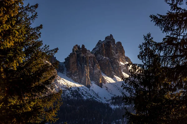 Increíble paisaje invernal en las montañas Dolomitas Tirol del Sur Italia —  Fotos de Stock