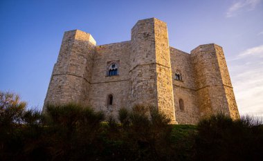 İtalya 'nın Apulia kentindeki Castel del Monte kenti popüler bir kent ve turistik merkezdir.
