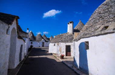 İtalya 'nın Alberobello şehrinde tarihi Trulli evleri - turistik bir eğlence merkezi.