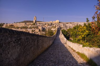 Puglia 'daki Gravina' nın tarihi şehir merkezi - Apulia İtalya 'nın güzel bir köyü - MATERA, İtalya - 30 Ekim 2021