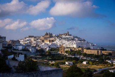 İtalya 'nın beyaz şehri Ostuni, İtalya' nın doğu kıyısında ünlü bir simgedir.