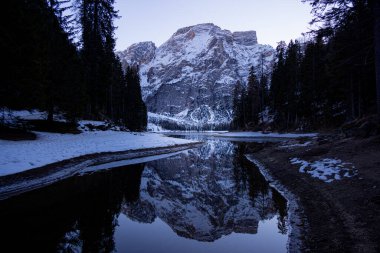 İtalyan Alplerinde Pragser Wildsee adında harika bir göl.