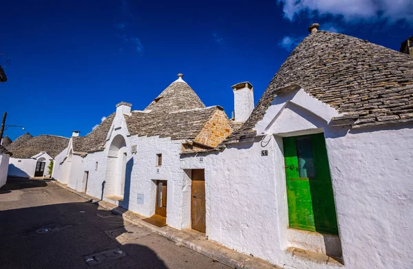 Historische Trulli-Häuser in Alberobello in Italien - eine Touristenattraktion — Stockfoto